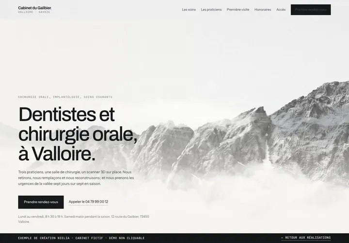 Modèle de site pour un cabinet de chirurgie orale : des montagnes en noir et blanc derrière le titre
